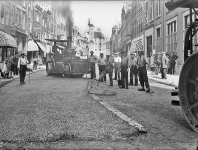 41996 Afbeelding van de asfalteringswerkzaamheden in het Oudkerkhof te Utrecht.